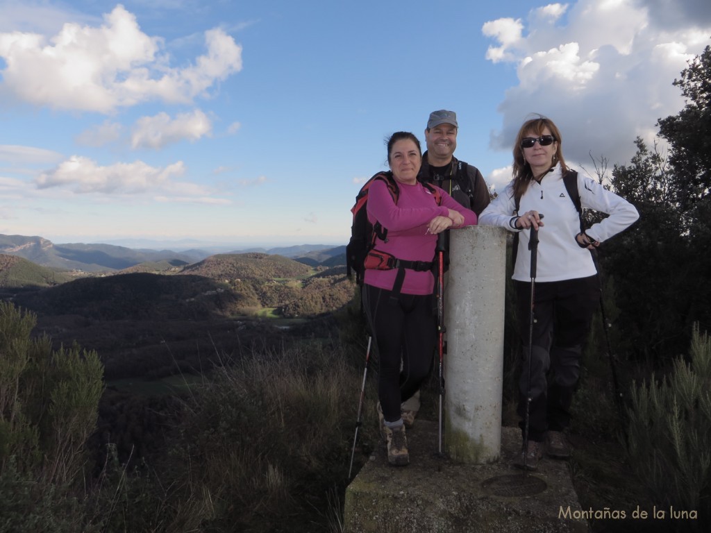 Pili, Xavi y Anna en la cima del Serrat de La Penya del Lladre, 907 mts.